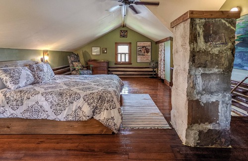 Calico Rock House | Log Cabin at Tan Trough Holler