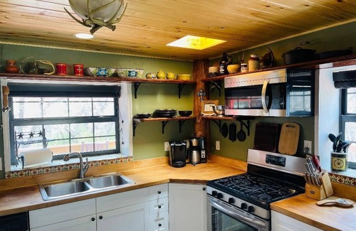 Durango Cabin | Log Cabin & Hut, WIFI, 13 acres; borders Nat Forest; 8 min. to town! Sleeps 9
