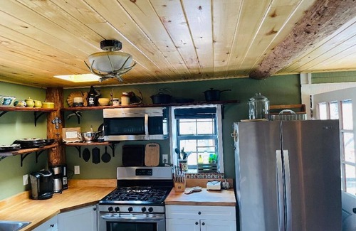 Durango Cabin | Log Cabin & Hut, WIFI, 13 acres; borders Nat Forest; 8 min. to town! Sleeps 9