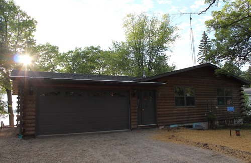 Markesan House | Log Cabin on Great Fishing & Boating Lake
