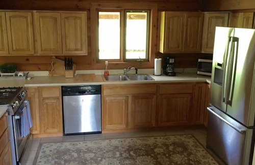 South Royalton House | Log cabin on Macintosh Pond access to VAST trail system snowmobile trails.