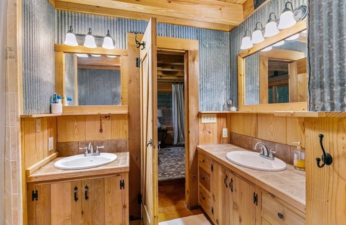 Ludlow Cabin | Log Cabin On The Lake