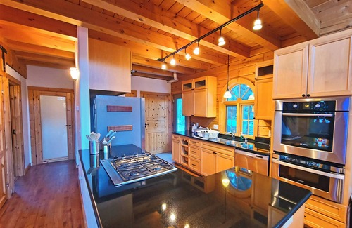 Rainbow Valley Cabin | LOG CABIN w/Mtn View, Hot Tub, & Fireplace!