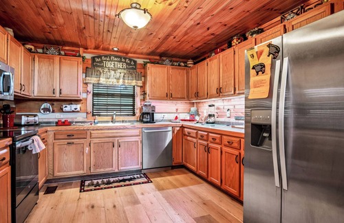 Townsend Cabin | Log Cabin with 3BR, Hot Tub, Fire Ring, Game Room, Mtn Views, Wifi & Pool Access
