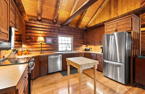 Gainesville Cabin | Log Cabin with Big Deck Energy on Lake Lanier, fire pit and lake access