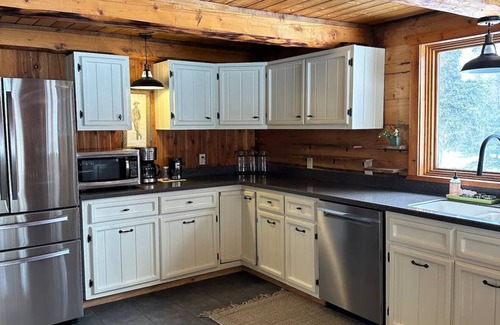 Cohoe Cabin | Log Cabin with Mountains and Lake View, enjoy relaxing in the hot tub