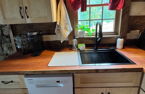 Lexington Cabin | Log cabin with mountain VIEWS in Lexington! Near VA Horse Ctr, 8 mi from VMI/W&L