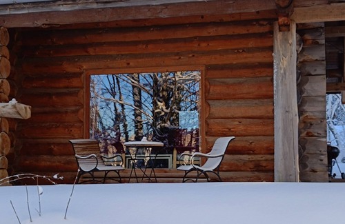 Les Chalesmes Ski Chalet | Log cabin with sheltered terrace, pets welcome