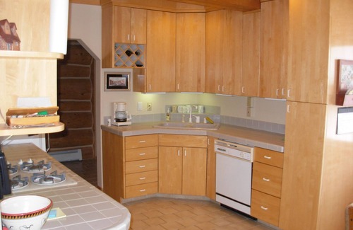 Diamond Ridge House | LOG HOME, panoramic ocean and mountain views, private & convenient