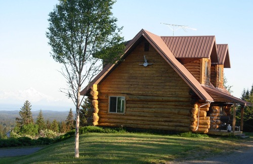 Diamond Ridge House | LOG HOME, panoramic ocean and mountain views, private & convenient