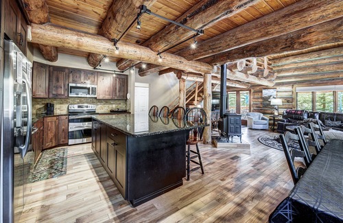 Blue River House | Log Home Retreat, outdoor living w/grill, pool table, 2mi to Ski & Main St.