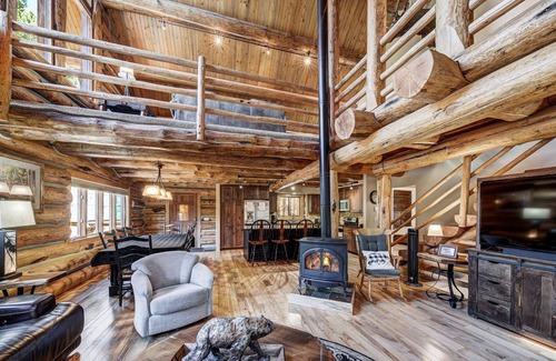 Blue River House | Log Home Retreat, outdoor living w/grill, pool table, 2mi to Ski & Main St.