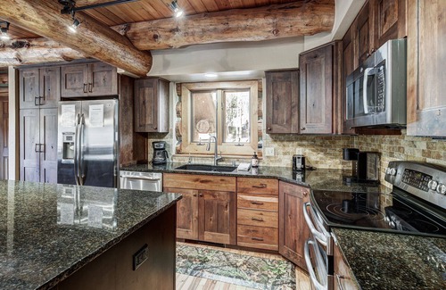 Blue River House | Log Home Retreat, outdoor living w/grill, pool table, 2mi to Ski & Main St.