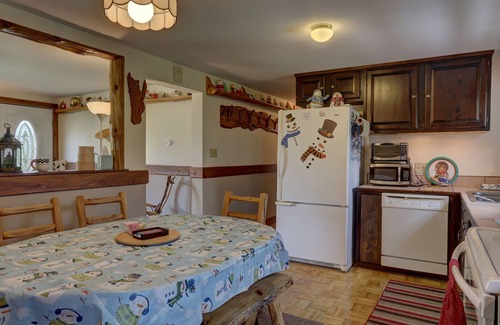 Jefferson House | Log Home with a View ~ Just 'Crosstown from Santa's