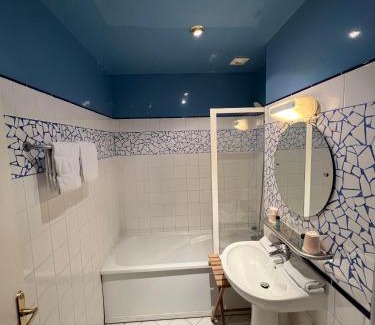 La Roche-Guyon Hotel | LOGIS Hôtel & Restaurant - Les Bords de Seine