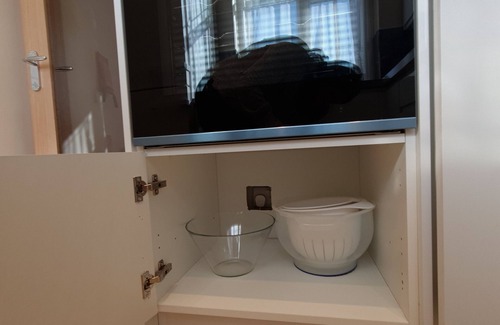 Clayhall Apartment | London Luxury 3 Bed Sleeps up to 12 guests, 1 min to Redbridge Stn Free Parking
