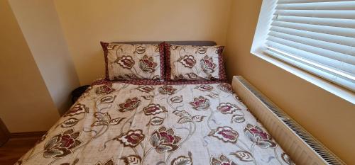 Valentines Apartment | London Luxury 3 bedroom large apartment, aircon, free parking, station 4 mins walk