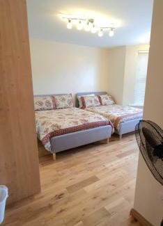 Valentines Apartment | London Luxury 3 bedroom large apartment, aircon, free parking, station 4 mins walk