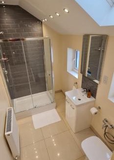 Valentines Apartment | London Luxury 3 bedroom large apartment, aircon, free parking, station 4 mins walk