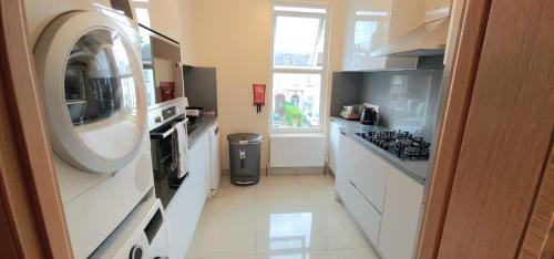 Valentines Apartment | London Luxury 3 bedroom large apartment, aircon, free parking, station 4 mins walk
