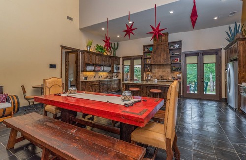 Gordonville House | Lone Star State of Mind - 6BD/5BA w/FIshing Pond & Fully Furnished Kitchen