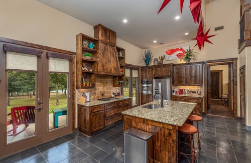 Gordonville House | Lone Star State of Mind - 6BD/5BA w/FIshing Pond & Fully Furnished Kitchen