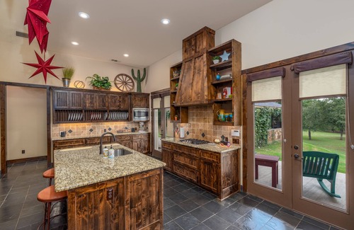 Gordonville House | Lone Star State of Mind - 6BD/5BA w/FIshing Pond & Fully Furnished Kitchen