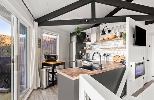 Seven Devils Ski Chalet | Long mtn view, hot tub + smart home tech & EV charger