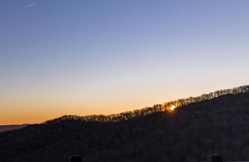 Seven Devils Ski Chalet | Long mtn view, hot tub + smart home tech & EV charger