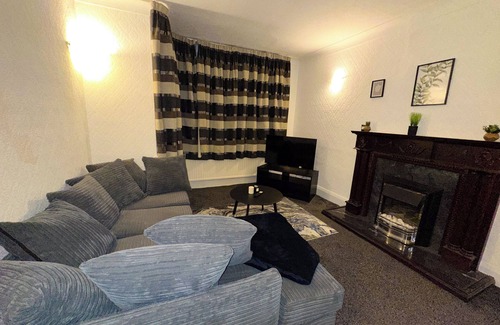 Manchester House | Long Term Booking Discount | Contractor Staysn