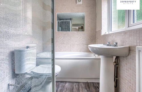 Stoke-on-Trent Apartment | Longer Stays| Parking| Stoke