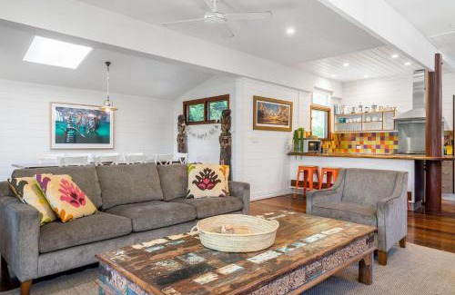 Belongil House | Longhouse - spacious 4 BR Belongil Beach retreat
