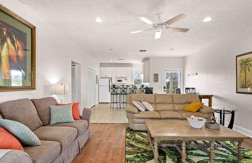Thomas Drive Condo | LongTerm Discount*Waterfront*Near Beach!