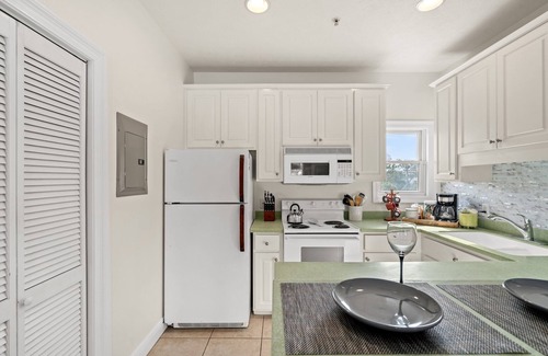 Thomas Drive Condo | LongTerm Discount*Waterfront*Near Beach!