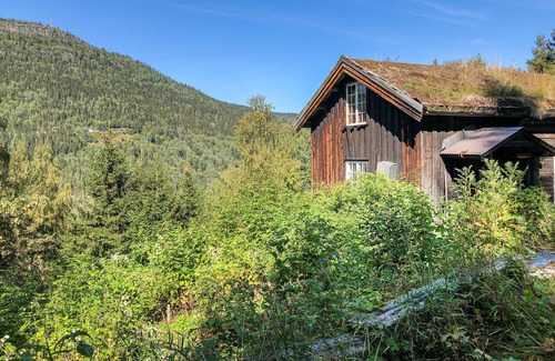 Nord-Fron House | Look forward to a fulfilling vacation in this Norwegian cottage overlooking the valley.