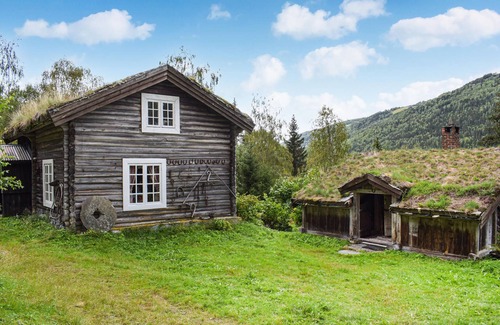 Nord-Fron House | Look forward to a fulfilling vacation in this Norwegian cottage overlooking the valley.