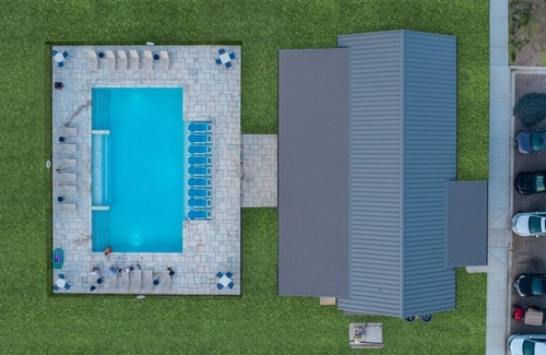 Bryan Cabin | Look No Further! Full Kitchen, Outdoor Swimming Pool, Pets are Allowed Here