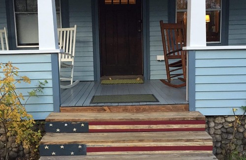 Bartlett House | Looking to hike, swim or enjoy the mountain views? This is the place for you!