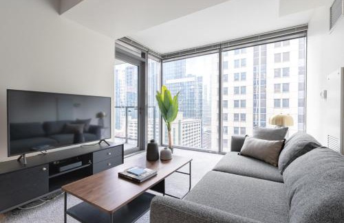 Downtown Chicago Apartment | Loop 1BR w Gym Pool nr Financial District CHI-232