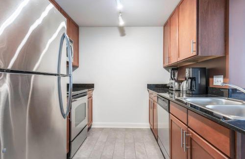 Downtown Chicago Apartment | Loop 1BR w Gym Pool WD nr Financial District CHI-238