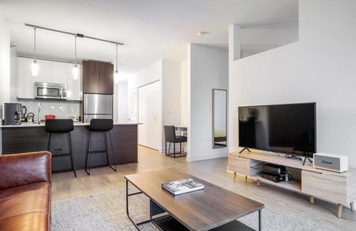 Downtown Chicago Apartment | Loop 1BR w Gym Pool WD nr Millennium Park CHI-237