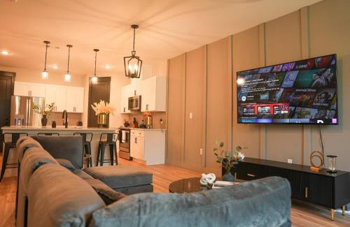 Princeton Apartment | Loop, New Luxurious Large 3BR House, Sleeps 9 with Free Parking