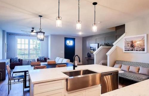 Princeton Apartment | Loop, New Luxurious Large 3BR House, Sleeps 9 with Free Parking