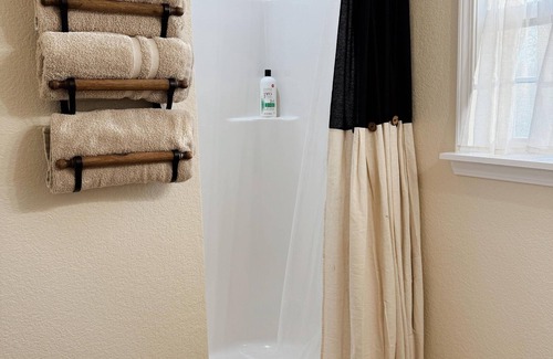 Dublin Cottage | Lori - Fully Furnished 4 Person Cottage for short or mid-term stays
