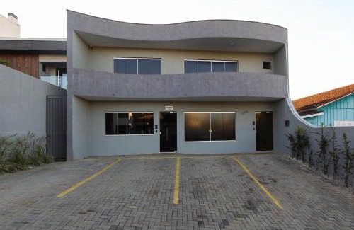 Guarapuava Apartment | Lou Suítes - Suíte 9 com 2 camas de casal - total confort