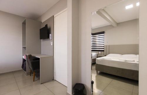 Guarapuava Apartment | Lou Suítes - Suíte 9 com 2 camas de casal - total confort