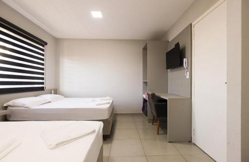 Guarapuava Apartment | Lou Suítes - Suíte 9 com 2 camas de casal - total confort