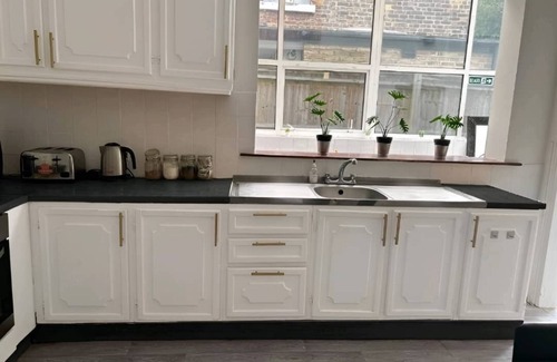 Thornton Apartment | Lovable 1 Bedroom free wifi Parking F3