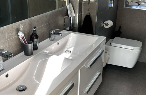 Thornton Apartment | Lovable 1 Bedroom free wifi Parking F3