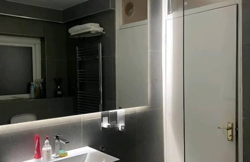 Thornton Apartment | Lovable 1 Bedroom free wifi Parking F3